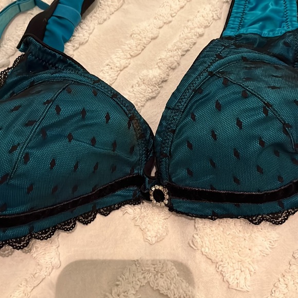 34D Bra. Very comfortable - Picture 2 of 4